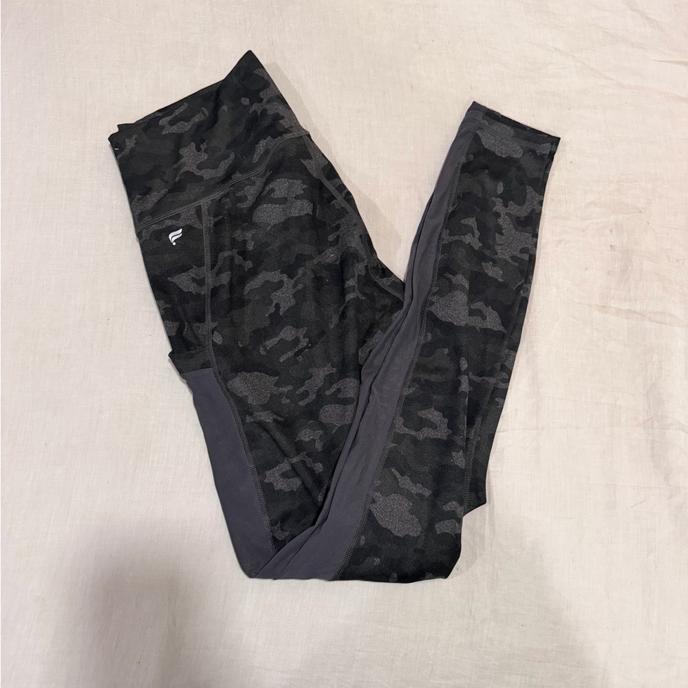 Fabletics Powerhold Camo Leggings with mess detailing w/ pockets good conditions